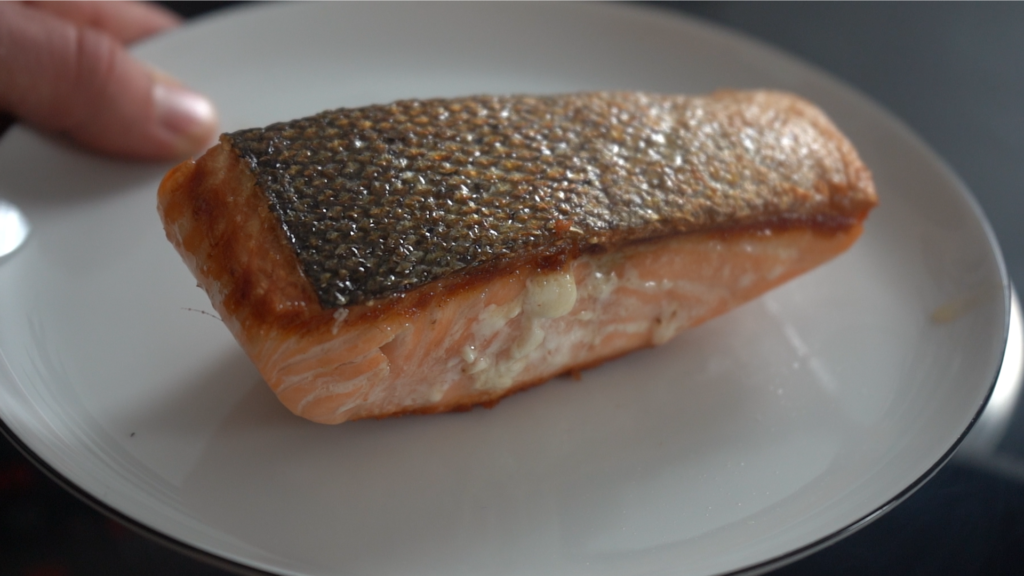 Lachs mit Haut perfekt knusprig gebraten Tassilo Wein